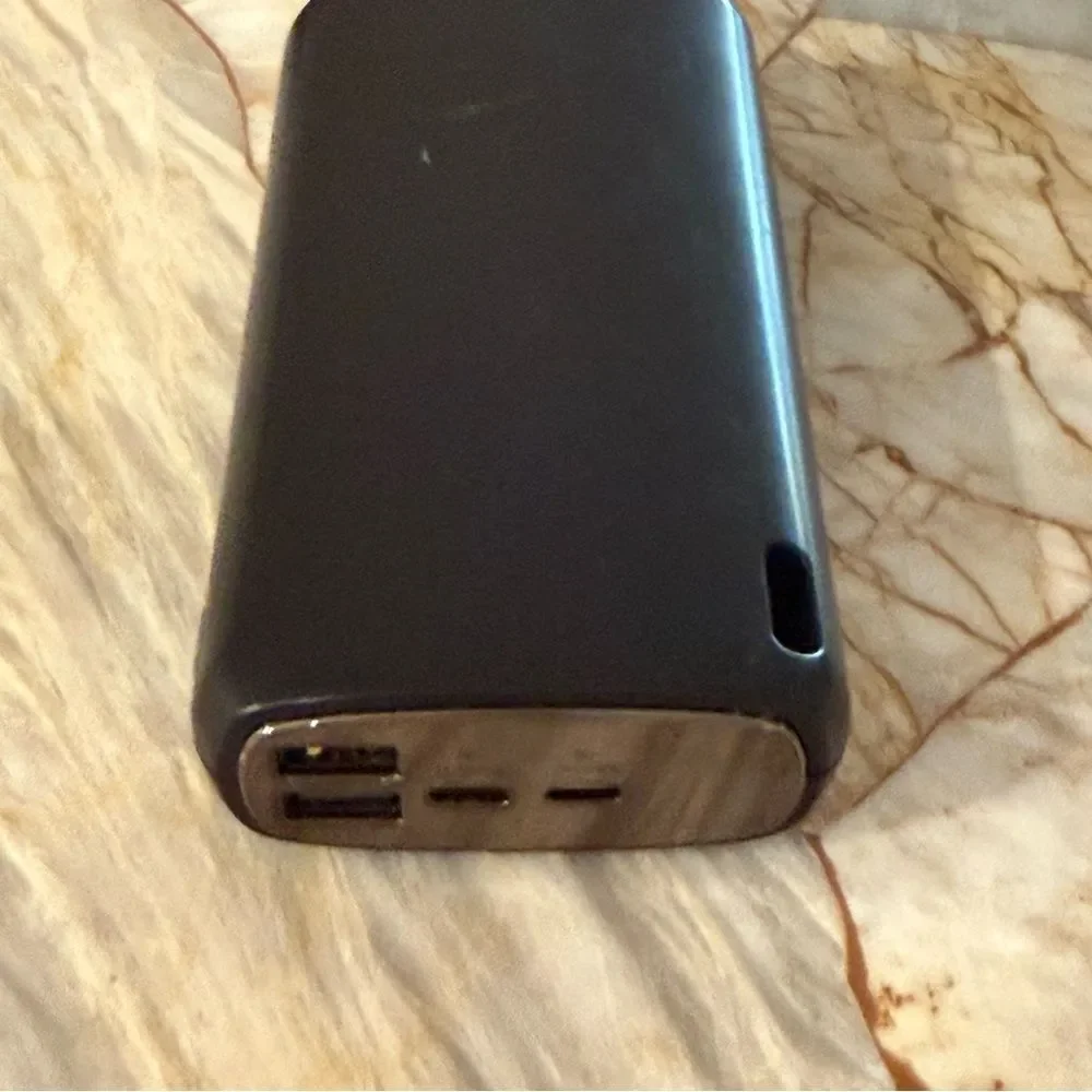 Black Portable Charger‎